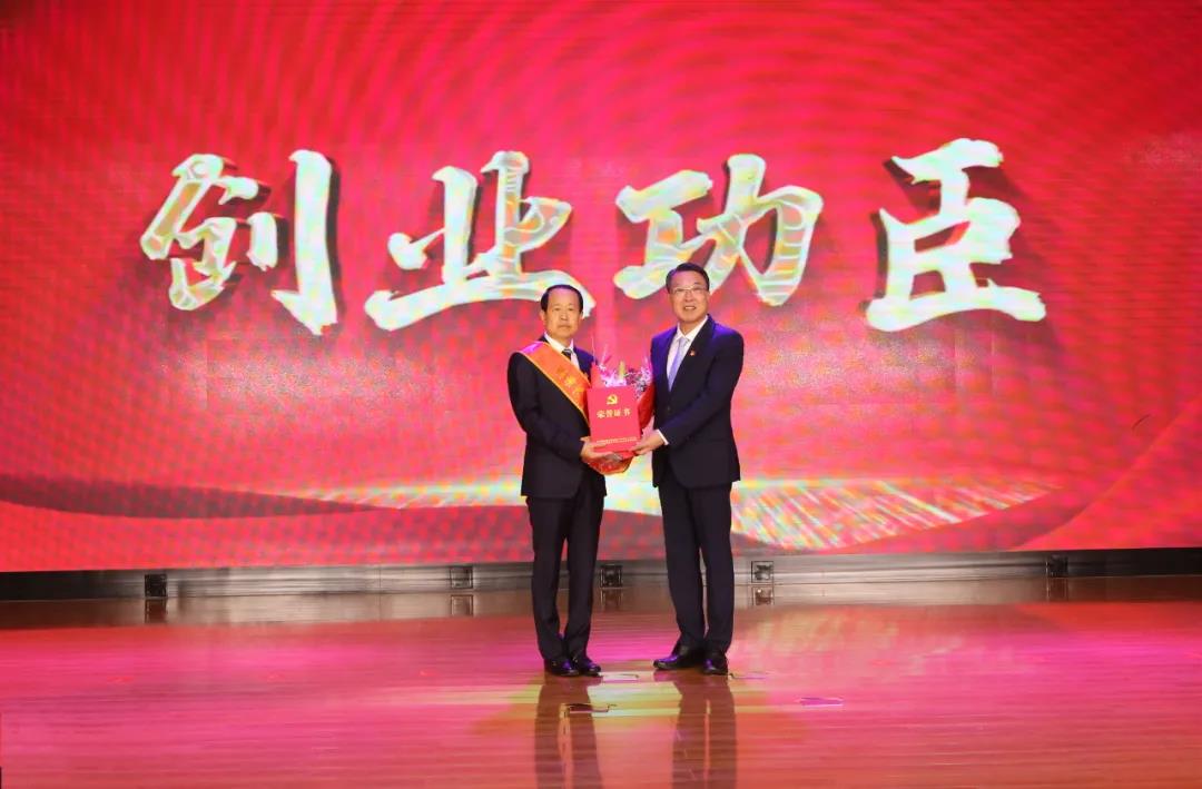 聯(lián)橋集團(tuán)黨委書記、董事長(zhǎng)慕镕鍵被授予威海高新區(qū)建區(qū)30周年十大“創(chuàng)業(yè)功臣”稱號(hào)